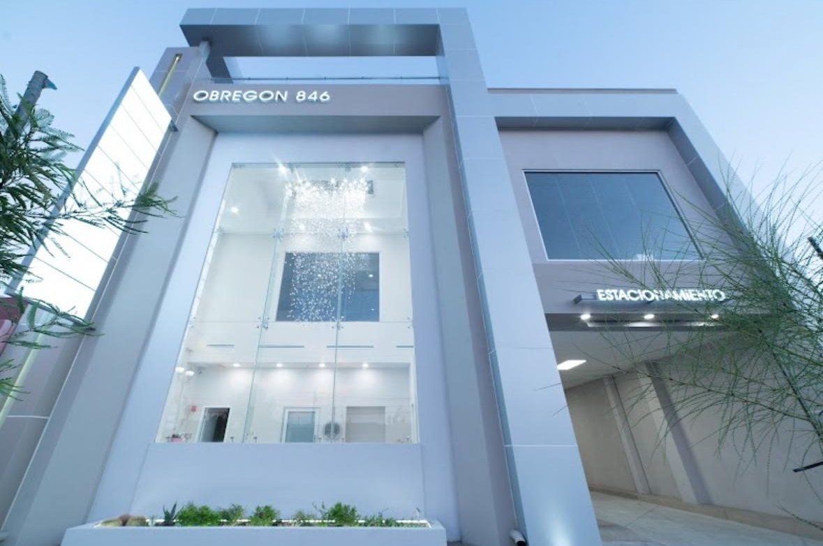 Obregón 846 building, with parking